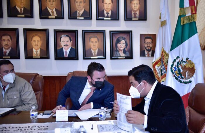 El Secretario del Ayuntamiento de Almoloya de Juárez si cumple con los requisitos para desempeñar su cargo